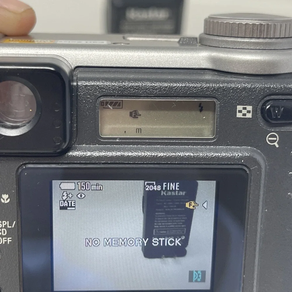 Sony Silver Cyber shot Camera DSC-S75 Carl Zeiss MPEGmovieEX New battery/charger